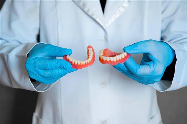 مقایسه مزایا و معایب پروتز در مقابل ایمپلنت